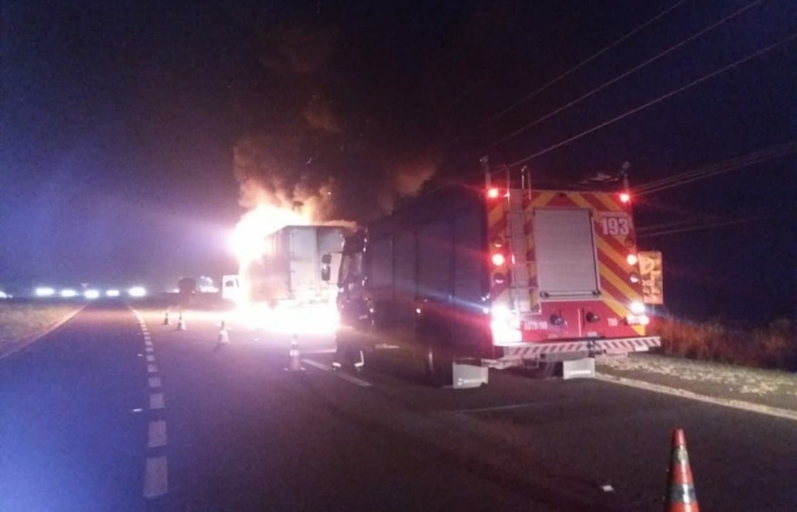 Incêndio destrói caminhão na BR-101