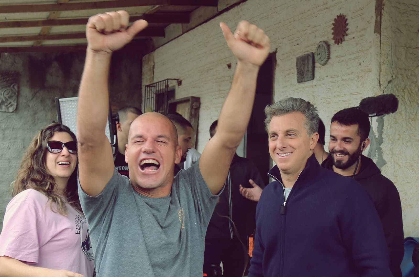 Em Imbituba, Luciano Huck grava quadro para o Caldeirão