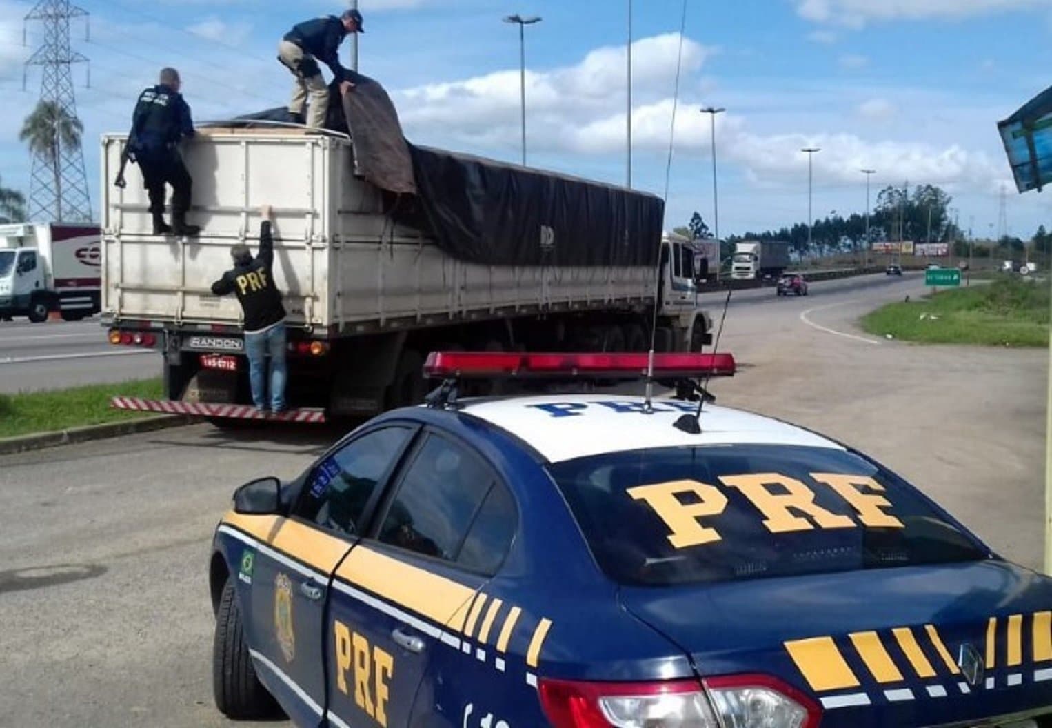 Carreta com 450 mil maços de cigarros contrabandeados é apreendida a caminho de Tubarão