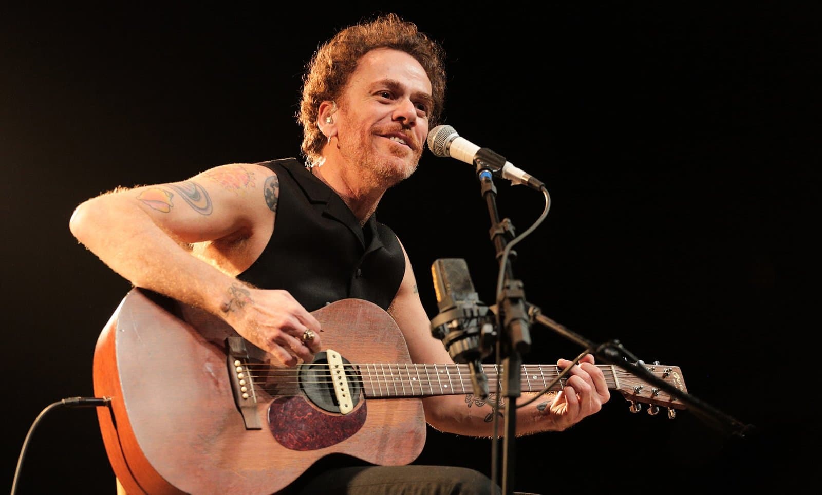 Acompanhado de um violão, Nando Reis se apresenta na Hangar neste sábado (18)