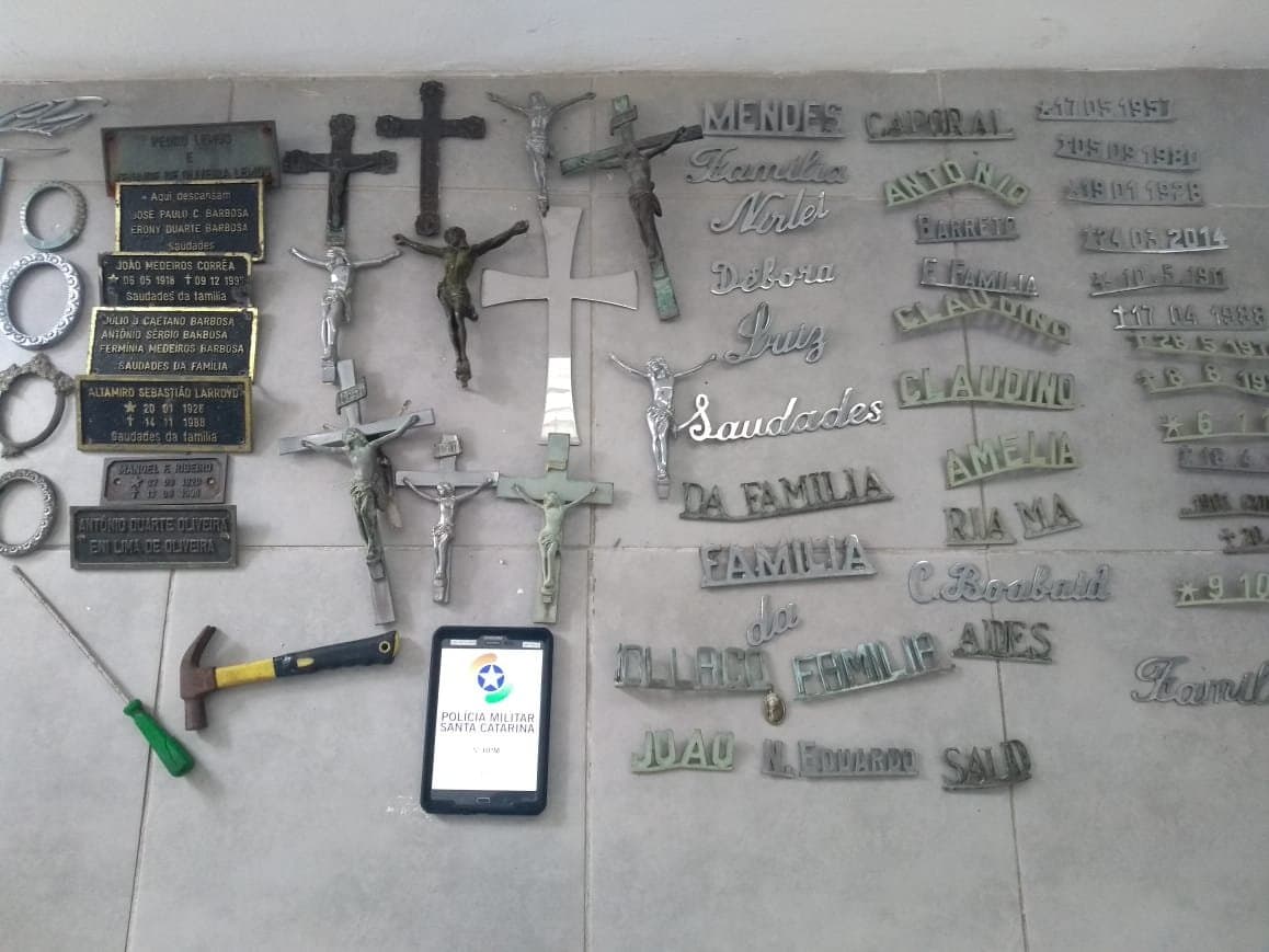 Placas e imagens são furtadas de túmulos, no Cemitério Central