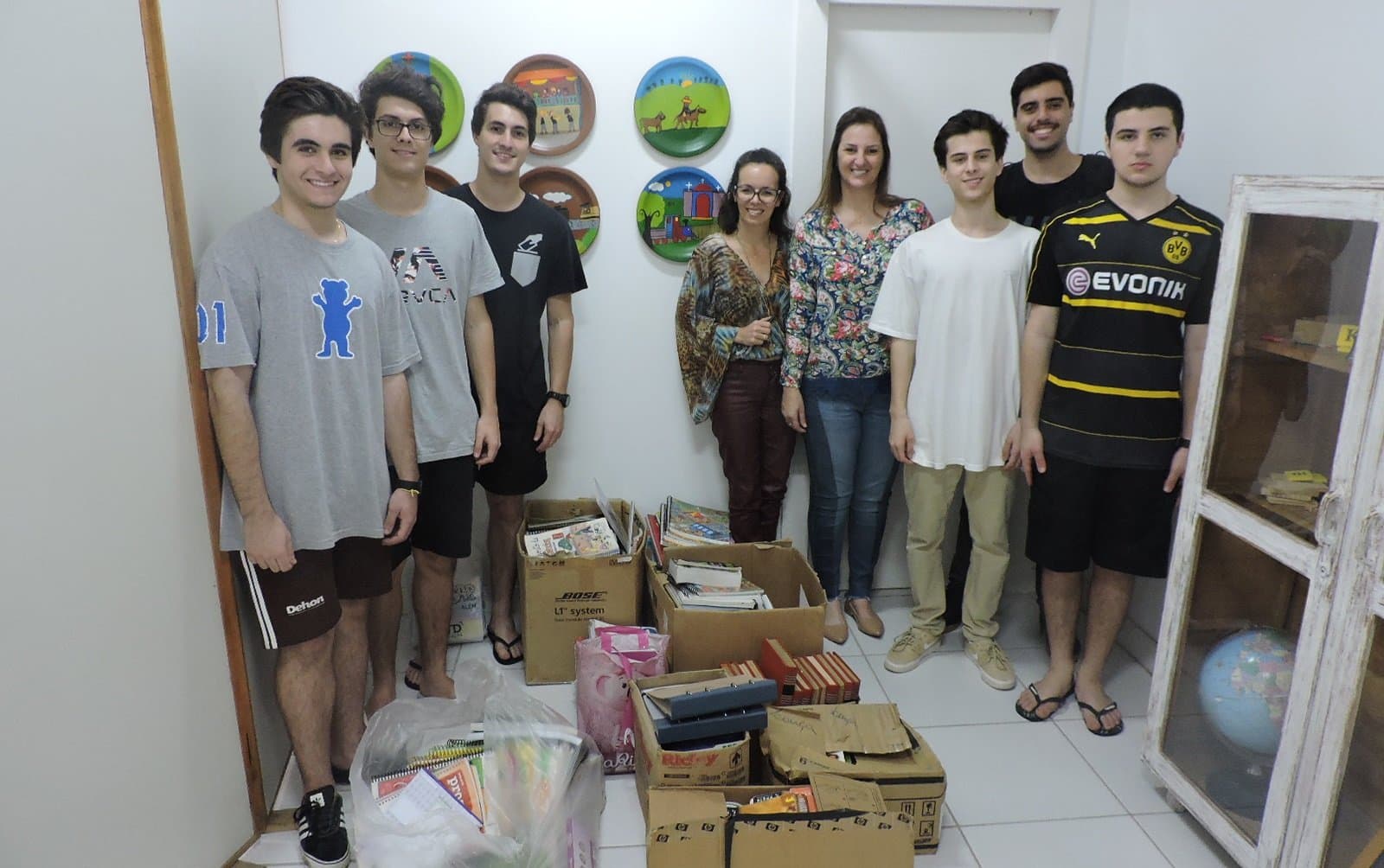 Grupo de jovens doa caixas de livros à Fundação de Educação