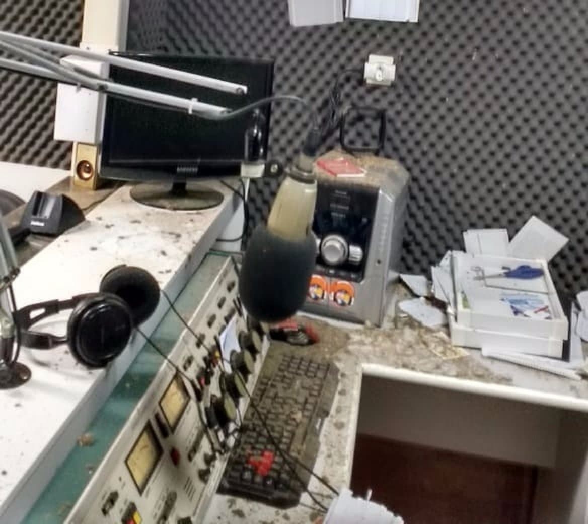 Rádio da Família é invadida; vândalos entraram pelo telhado