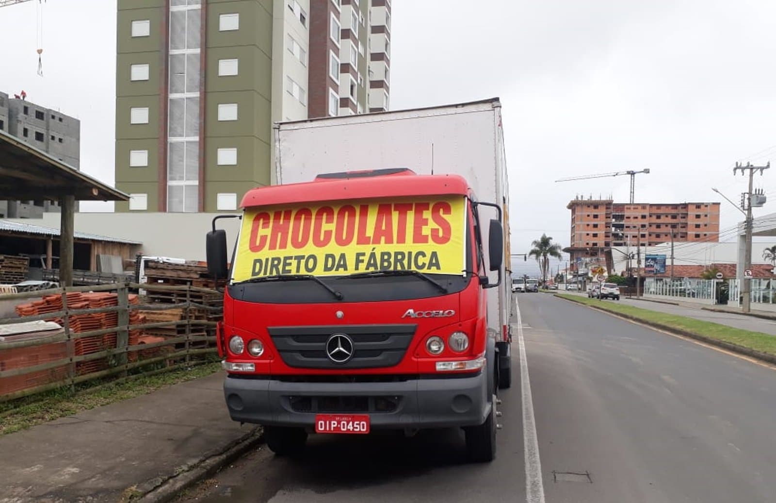 Fiscais impedem comercialização irregular de chocolates
