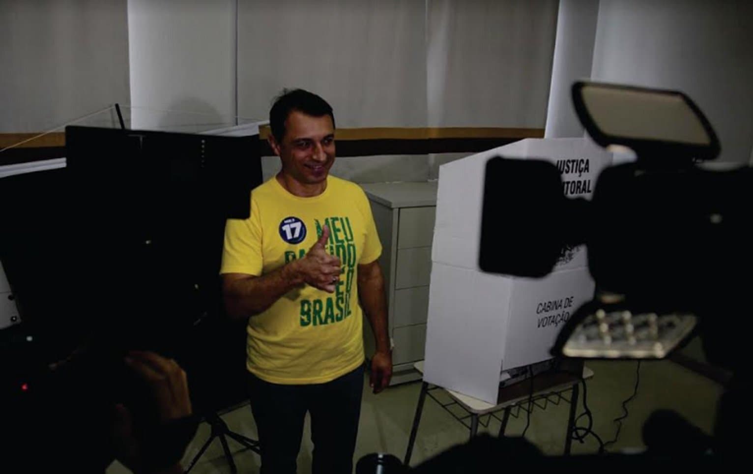 Candidato a governador, Comandante Moisés (PSL) vota no Colégio São José