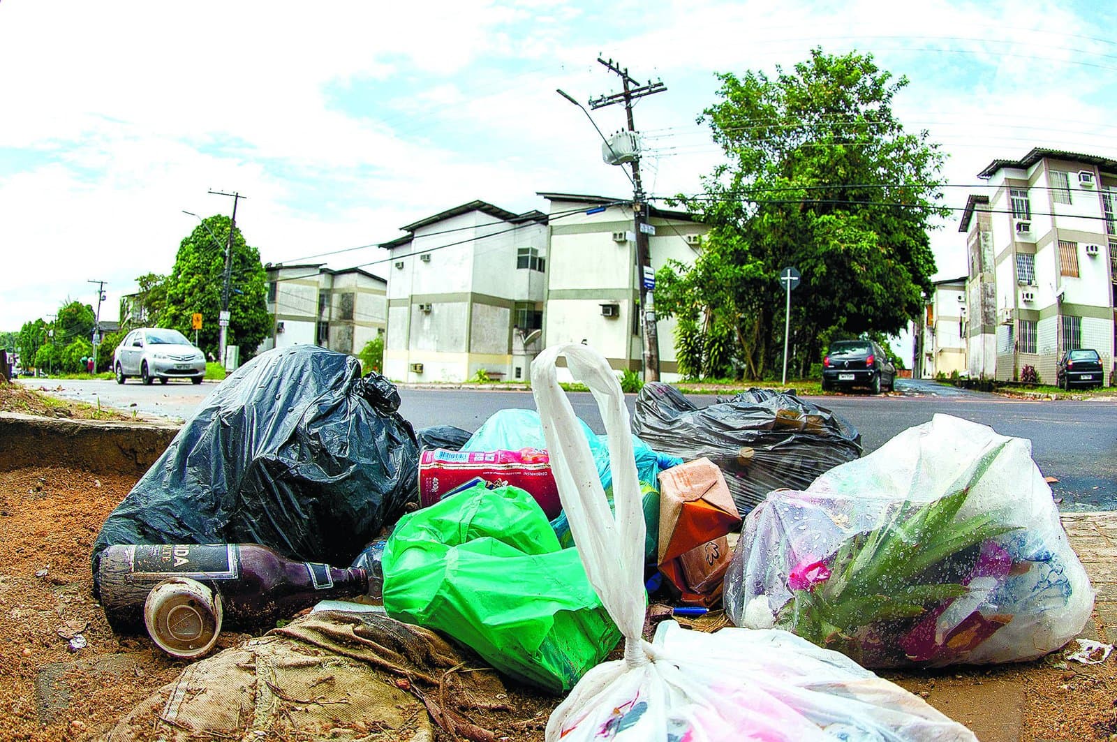 Câmara de Vereadores aprova projeto que multa quem jogar lixo em espaços públicos