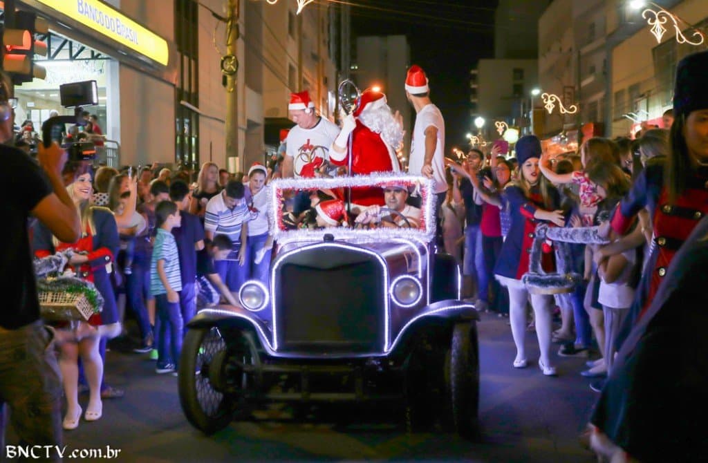Chegada do Papai Noel é adiada por causa da previsão de chuva