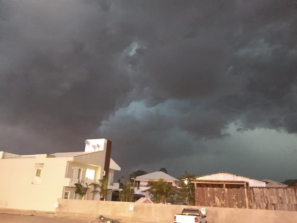 Terça-feira (18) poderá ter novos temporais com ventania e granizo