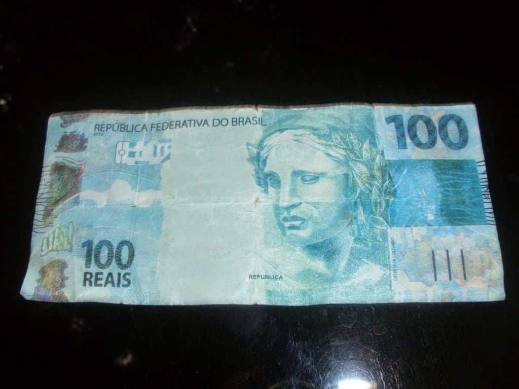 Homem é detido com dinheiro falso