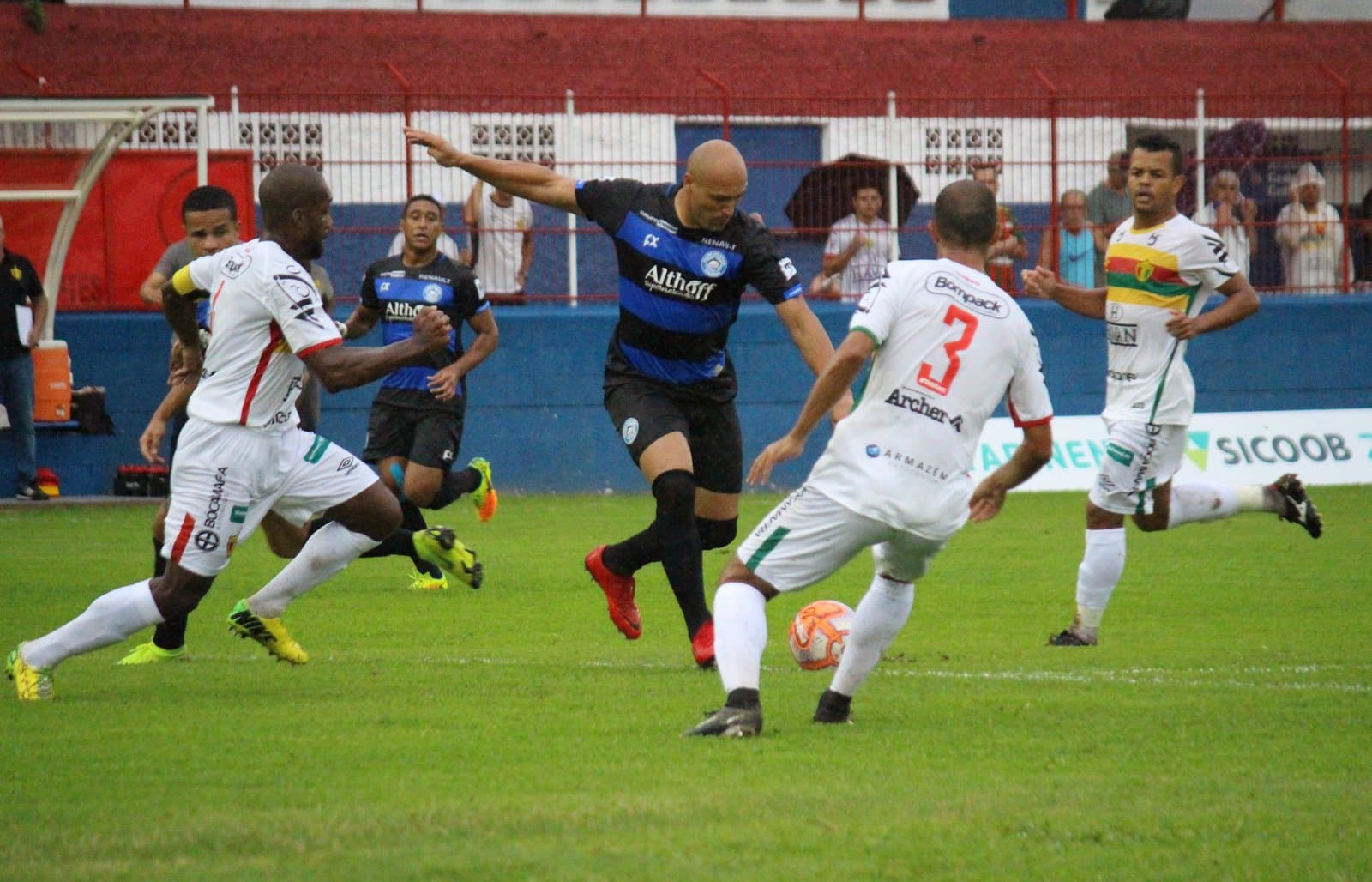 CATARINENSE: Tubarão perde para o Brusque e se afunda na lanterna