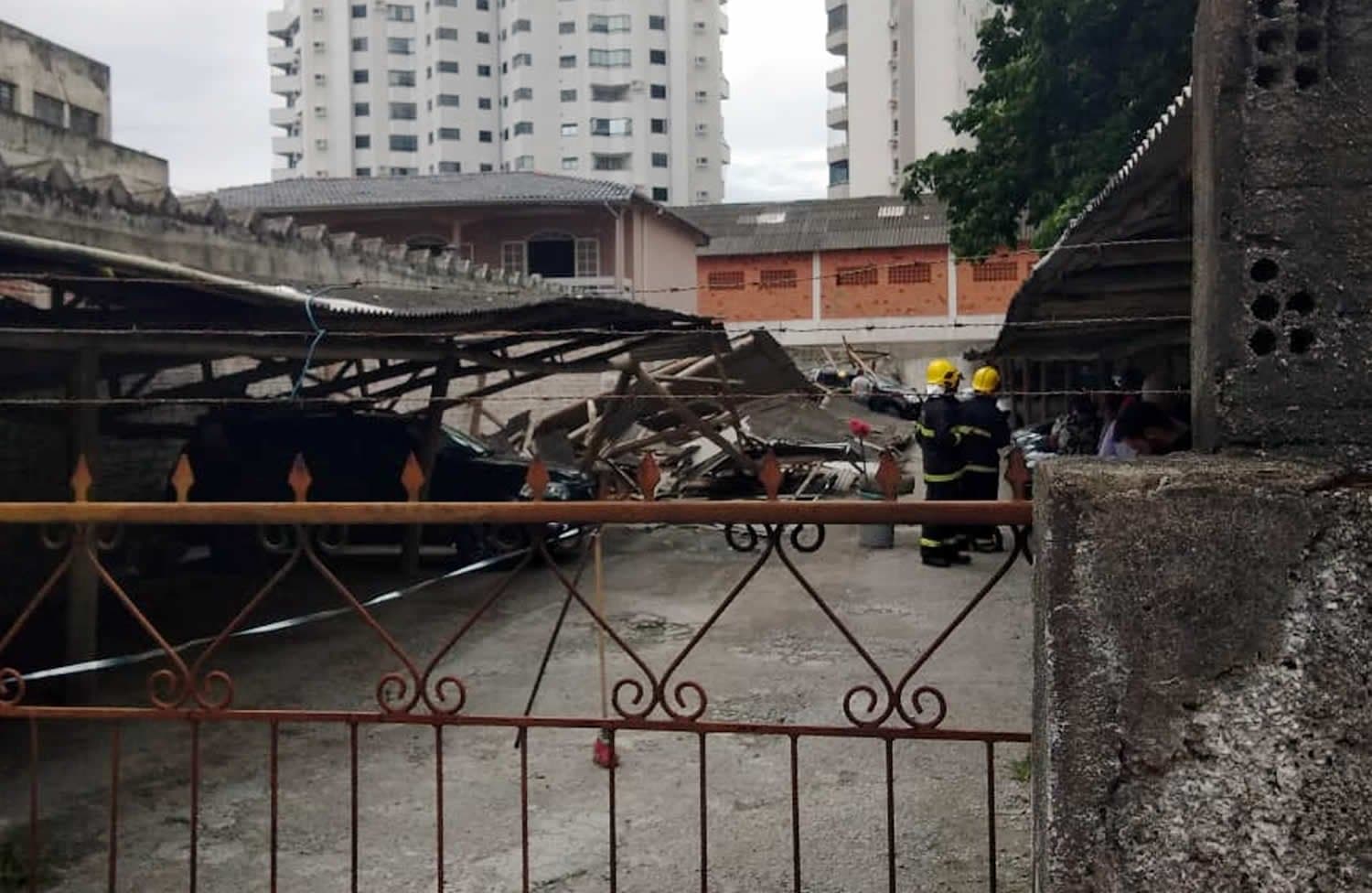Cobertura de estacionamento desaba, no Centro