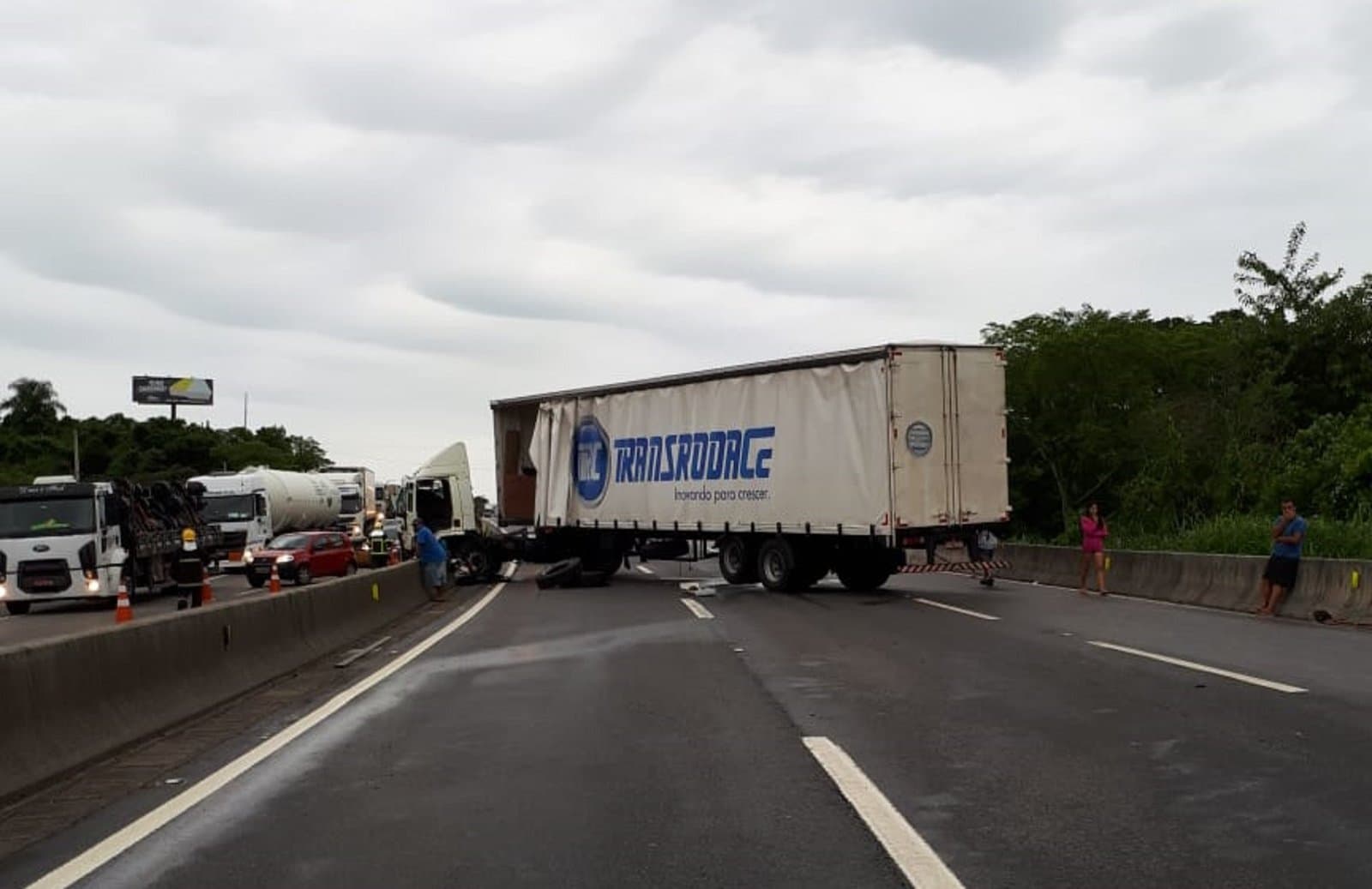 Grave acidente na BR-101 bloqueia pista e fere motoristas