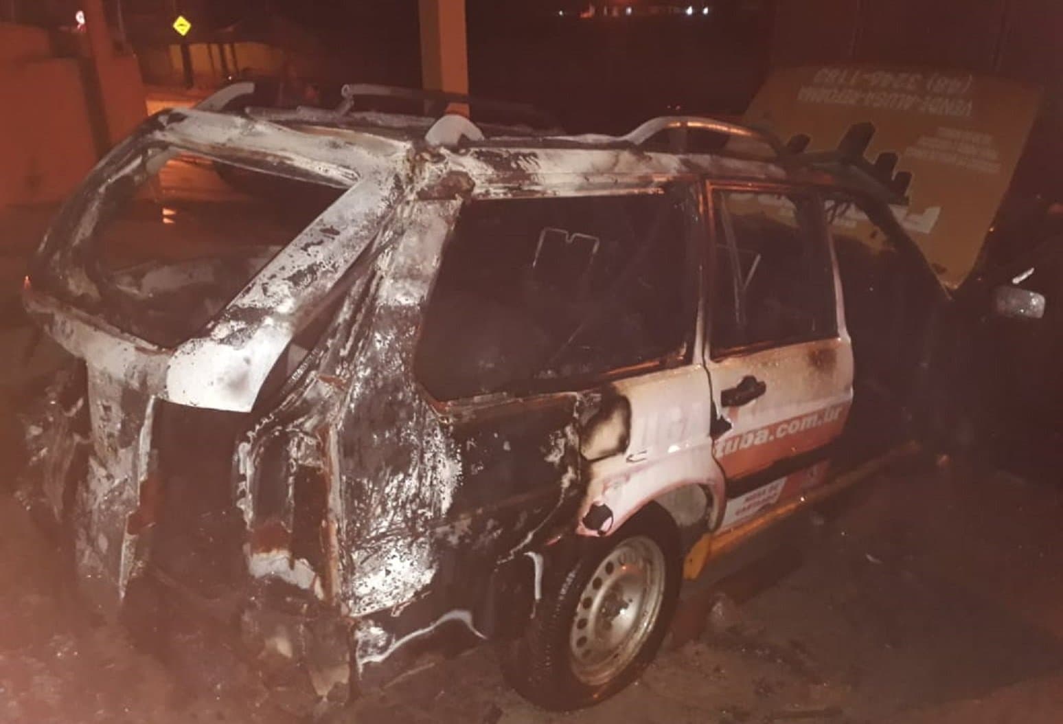 Incêndio destrói carro da Bilhares Flotuba