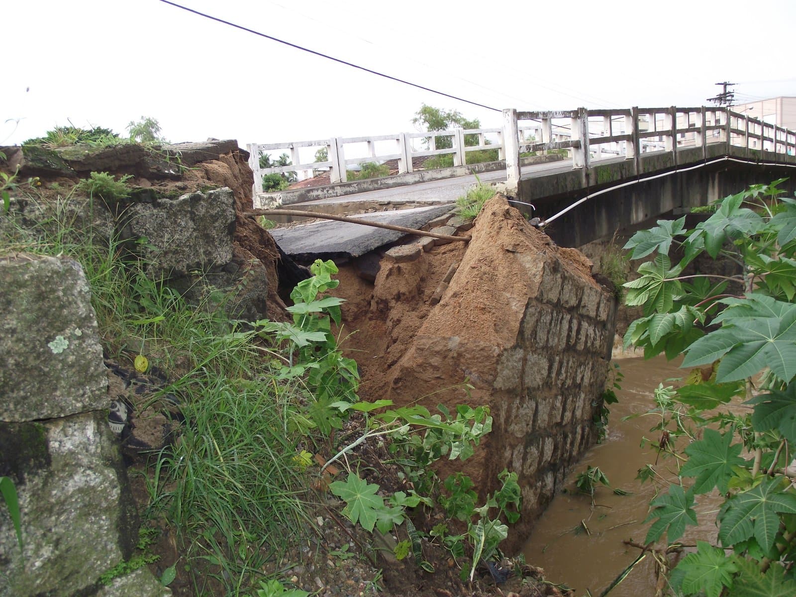 Cabeceira de ponte desaba e deixa moradores isolados