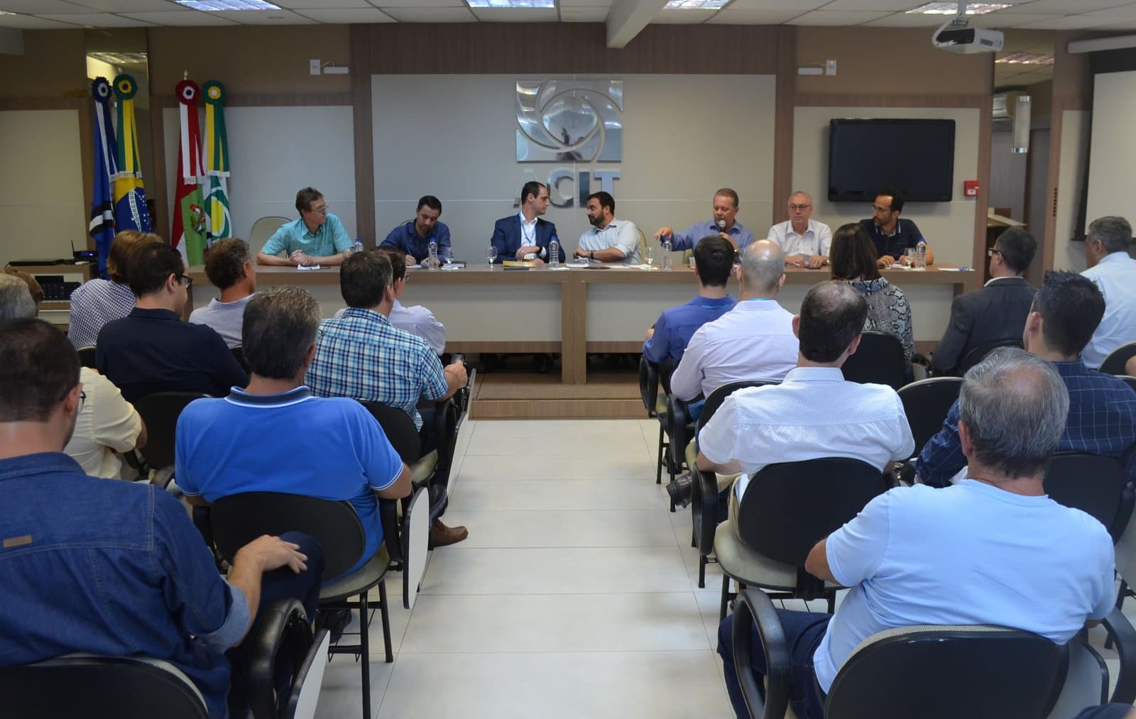 Caso Celesc: presidente vem a Tubarão, tenta explicar transferência para Criciúma mas não convence