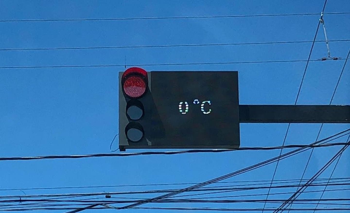 Faz frio em Oficinas! Semáforo inteligente registra a temperatura de 0ºC