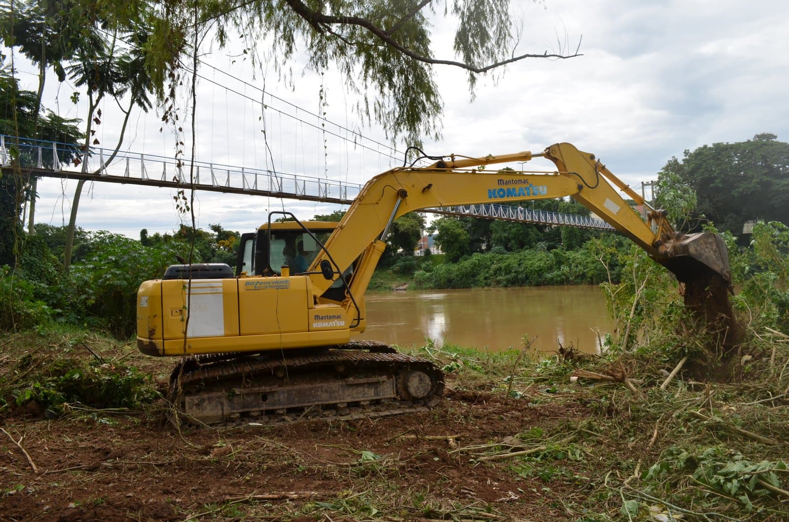 Canteiro de obras da passarela em frente à Unisul começa a ser montado