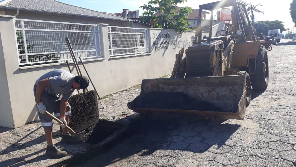 Bocas de lobo de 11 ruas recebem limpeza emergencial