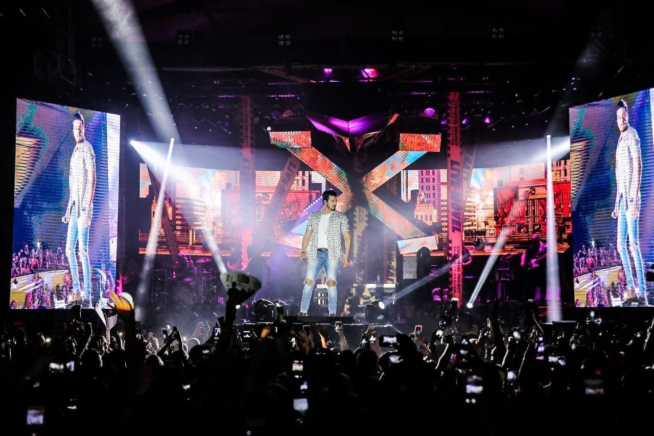 Luan Santana e Henri Castelli atraem multidão para o Bloko Rosa