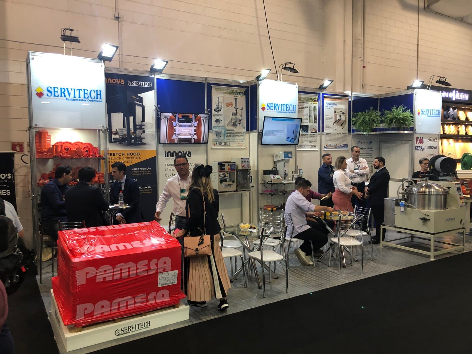 Empresas tubaronenses expõem trabalhos em feira da construção, em São Paulo