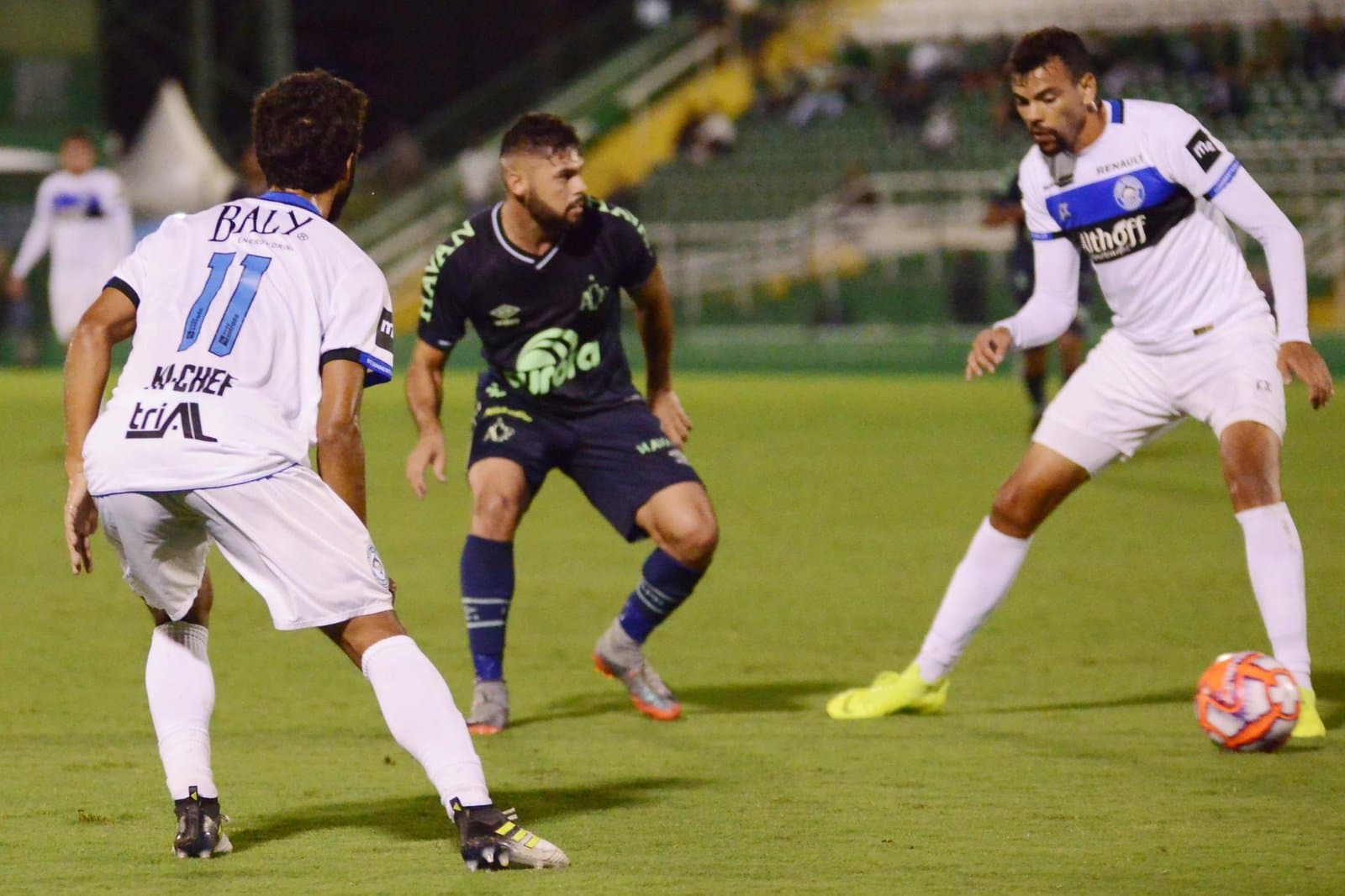 CATARINENSE: Em jogo sem gols, Tubarão segura o empate na casa da Chapecoense