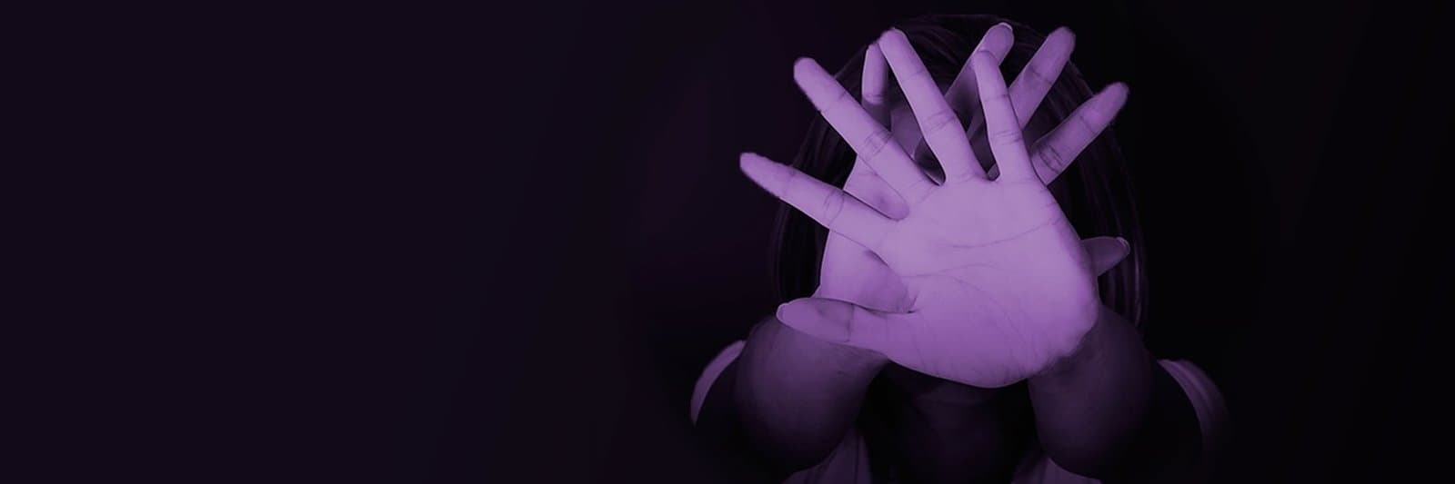 Tentativa de feminicídio: homem ataca a ex com facão