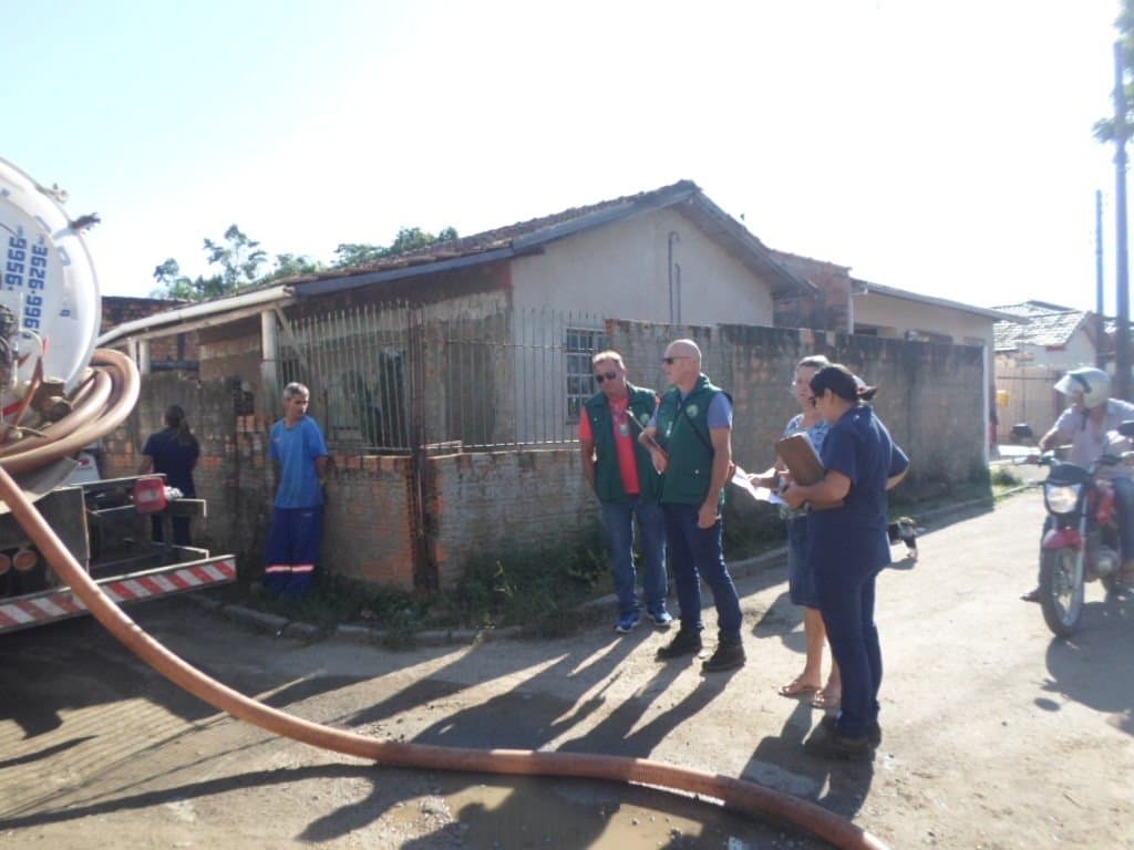Ligações clandestinas na rede de esgoto ainda desativada são flagradas