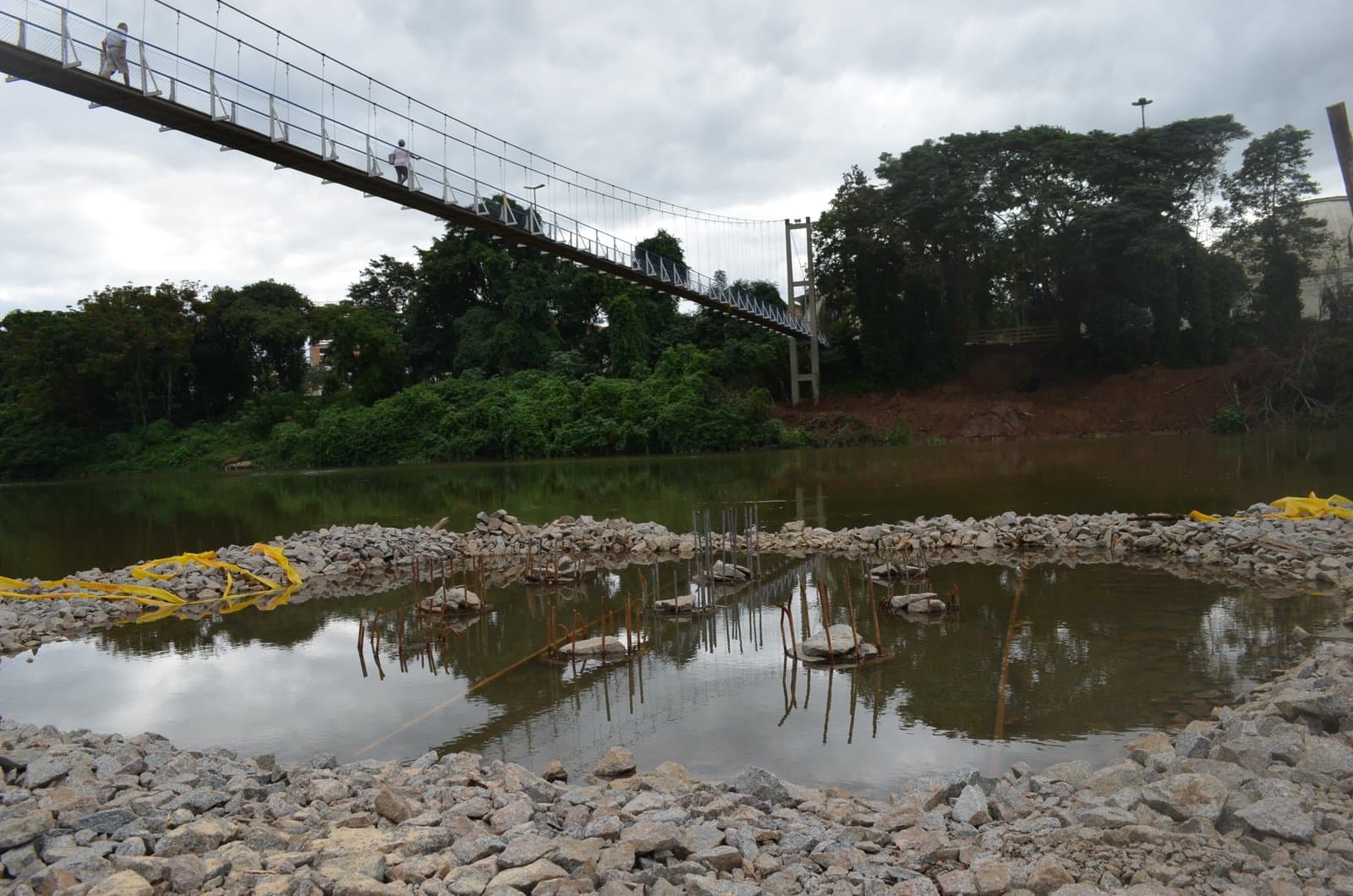 Passarela de concreto ganha as primeiras estruturas da fundação