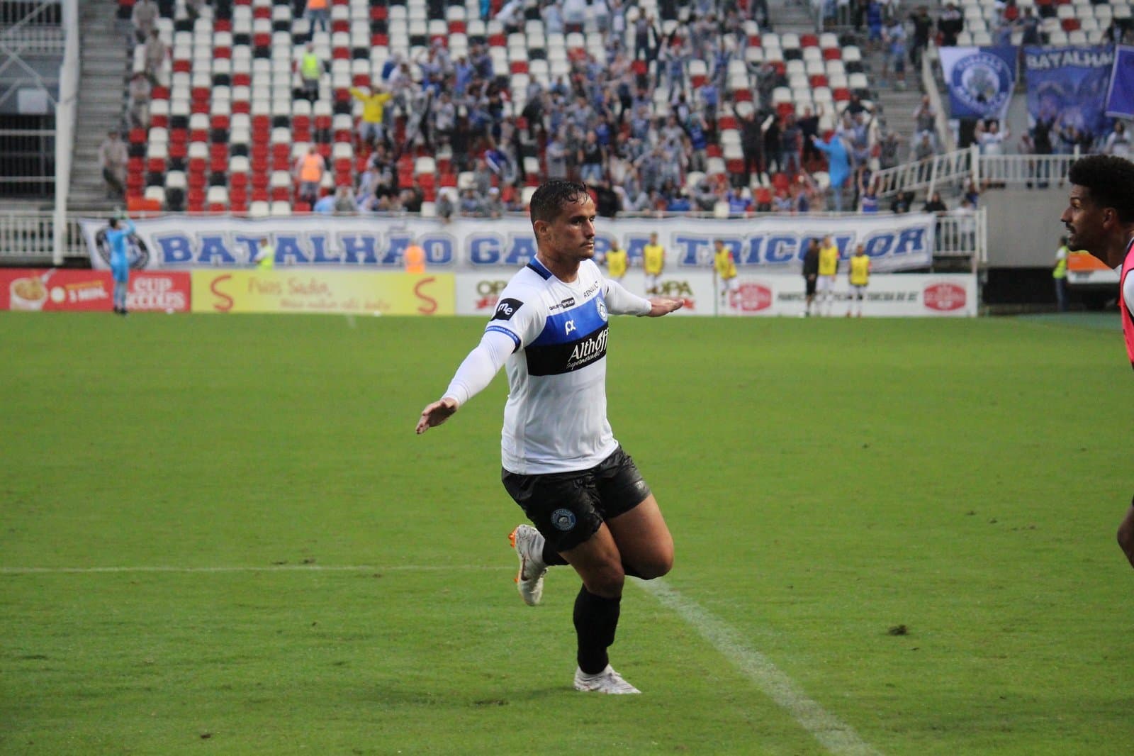 CATARINENSE: Com grandes defesas, Tubarão vence e se livra do rebaixamento