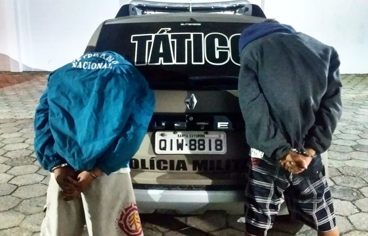 Ladrões são flagrados durante arrombamento de bar