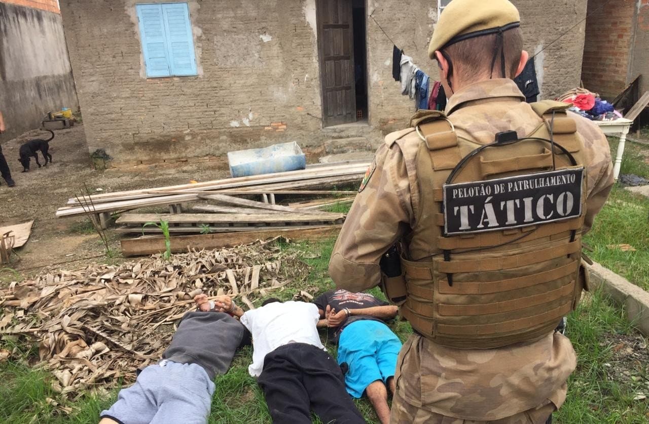 Trio com quase 90 passagens pela polícia é preso por tráfico