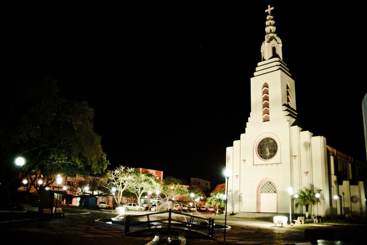 Dois veículos são arrombados no pátio de igreja