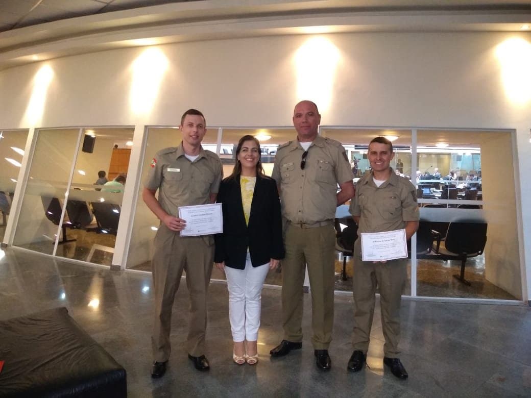 Policiais são homenageados por salvamento de bebês