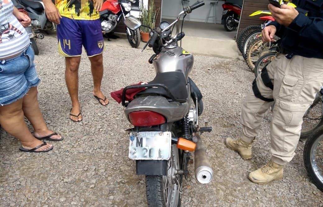 Motocicleta com placa falsa é flagrada na BR-101