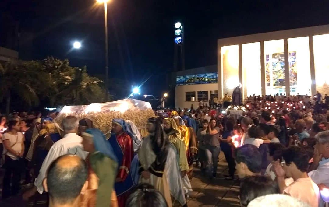 Procissões reúnem milhares de fieis