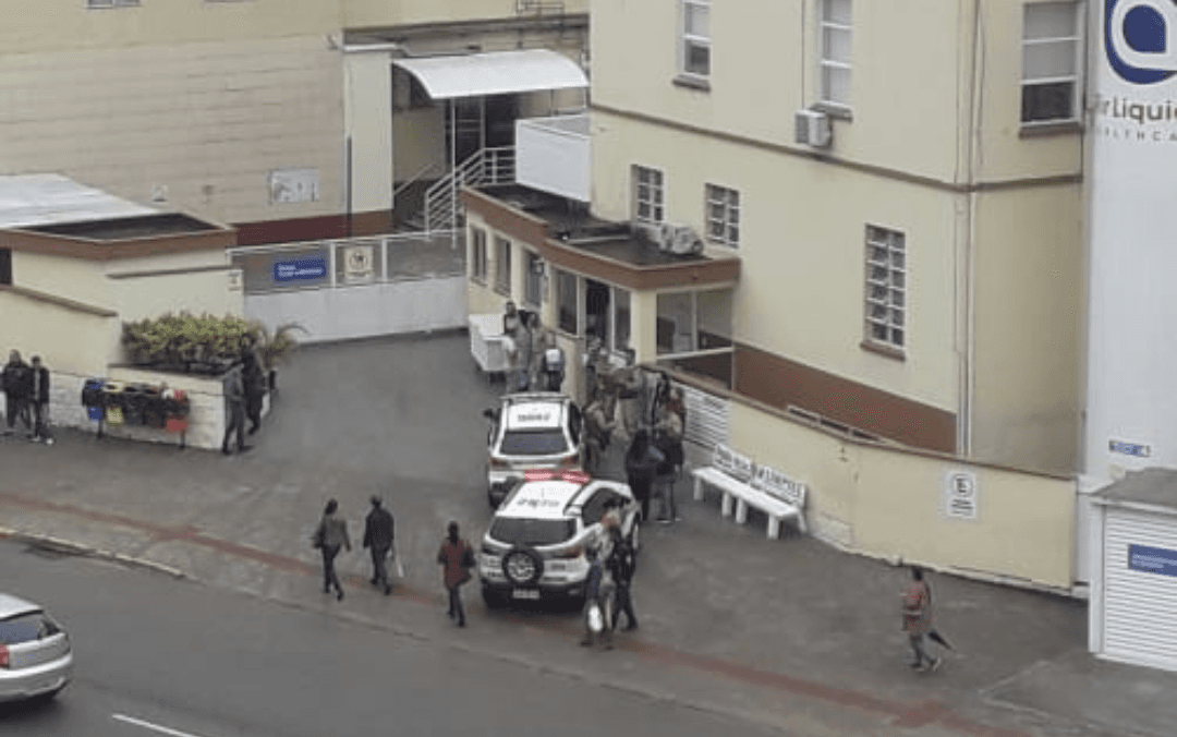 Dois homens e uma mulher trocam socos e tapas na frente do hospital