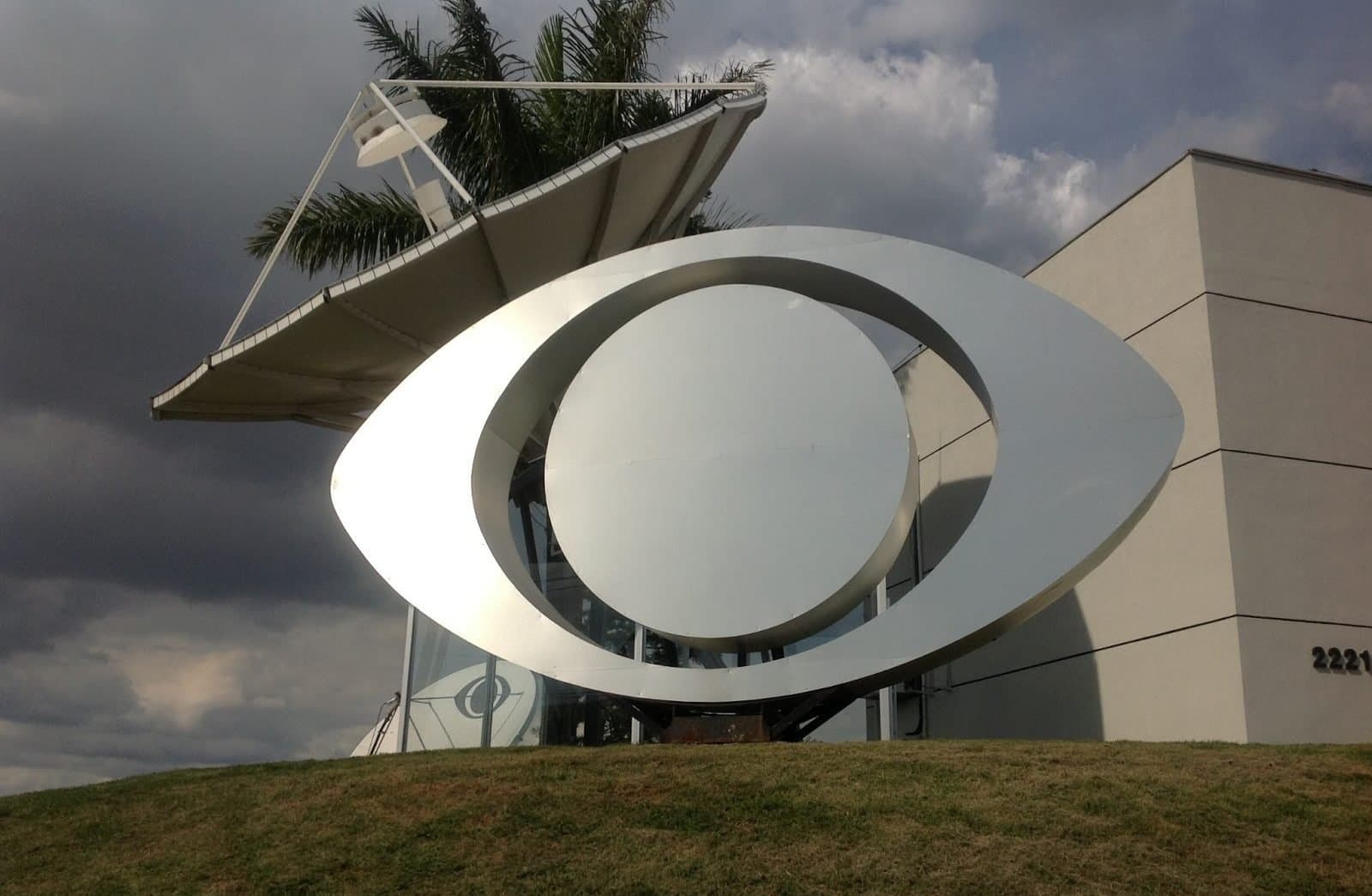 Assim como a Globo, tudo caminha para existir uma só Band também