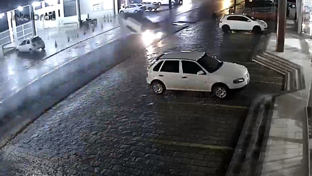 Carro capota no São João e motorista não é encontrado