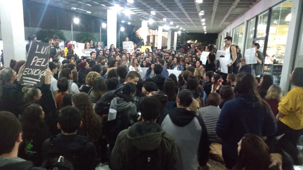 Protesto contra cortes na educação reúne estudantes em Tubarão