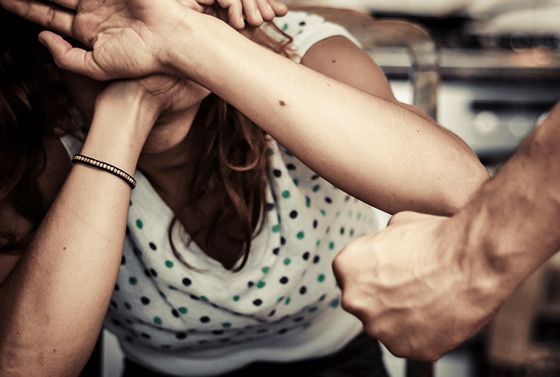 Homem bate na ex-companheira e é preso