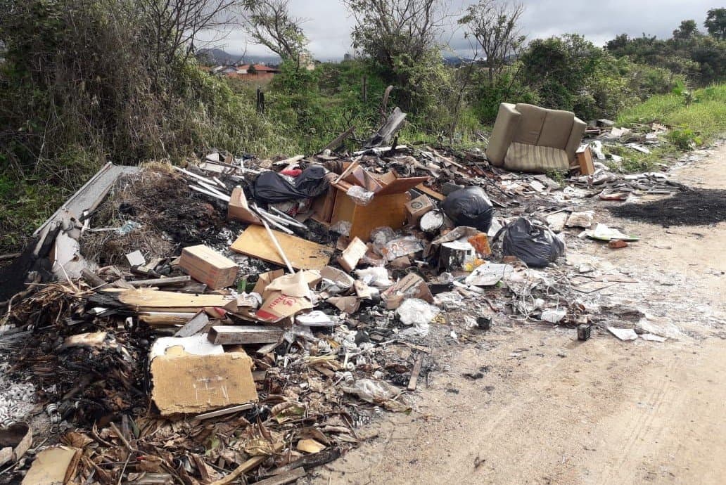 Mais de 10 caminhões de lixos e entulhos são recolhidos da Rodovia Aggeu Medeiros