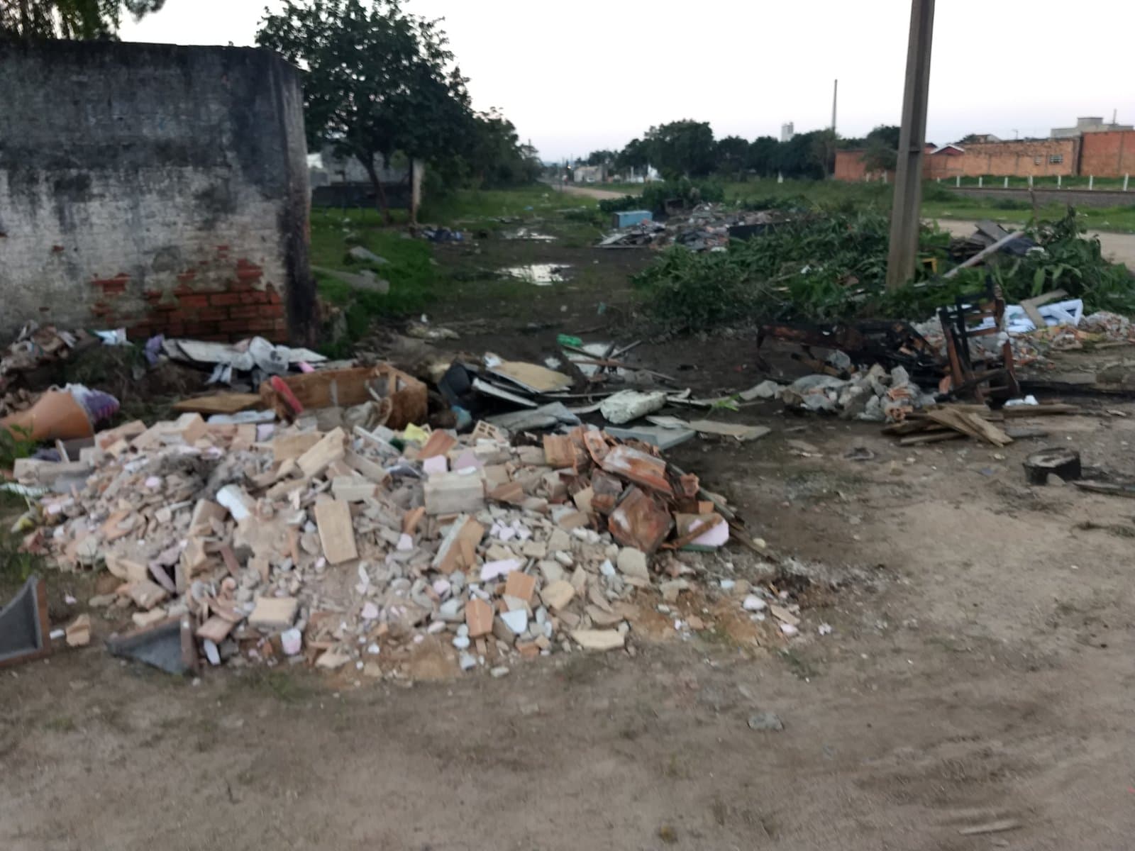 Entorno do Centro Social da Passagem está repleto de lixo novamente