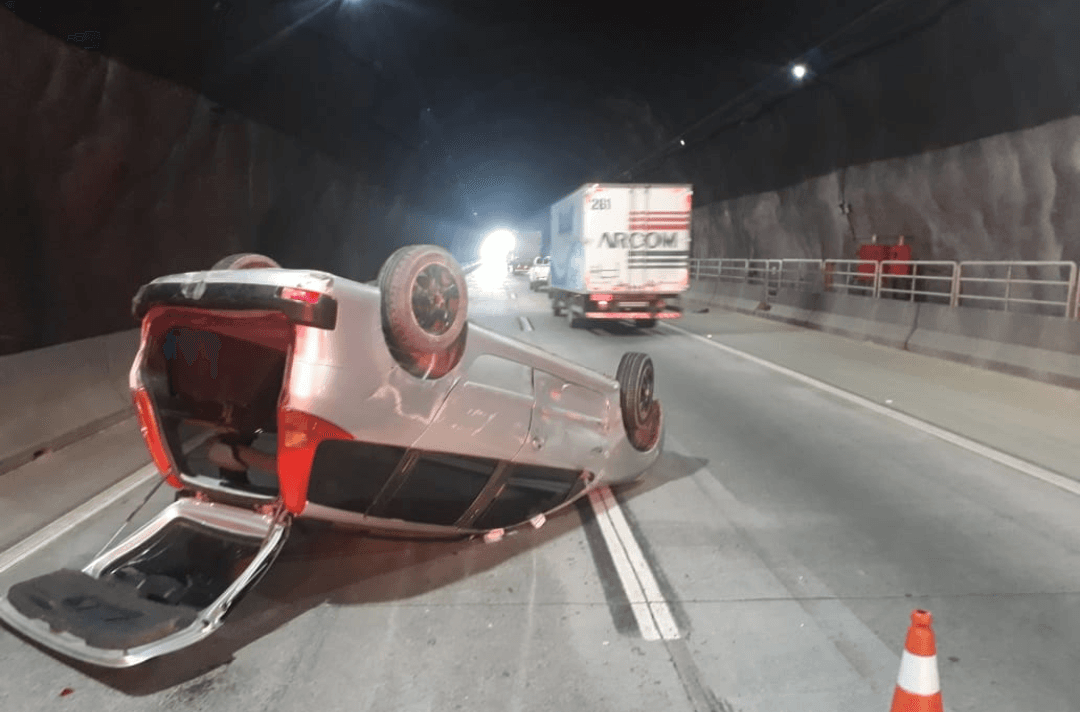 Carro capota no túnel do Morro do Formigão