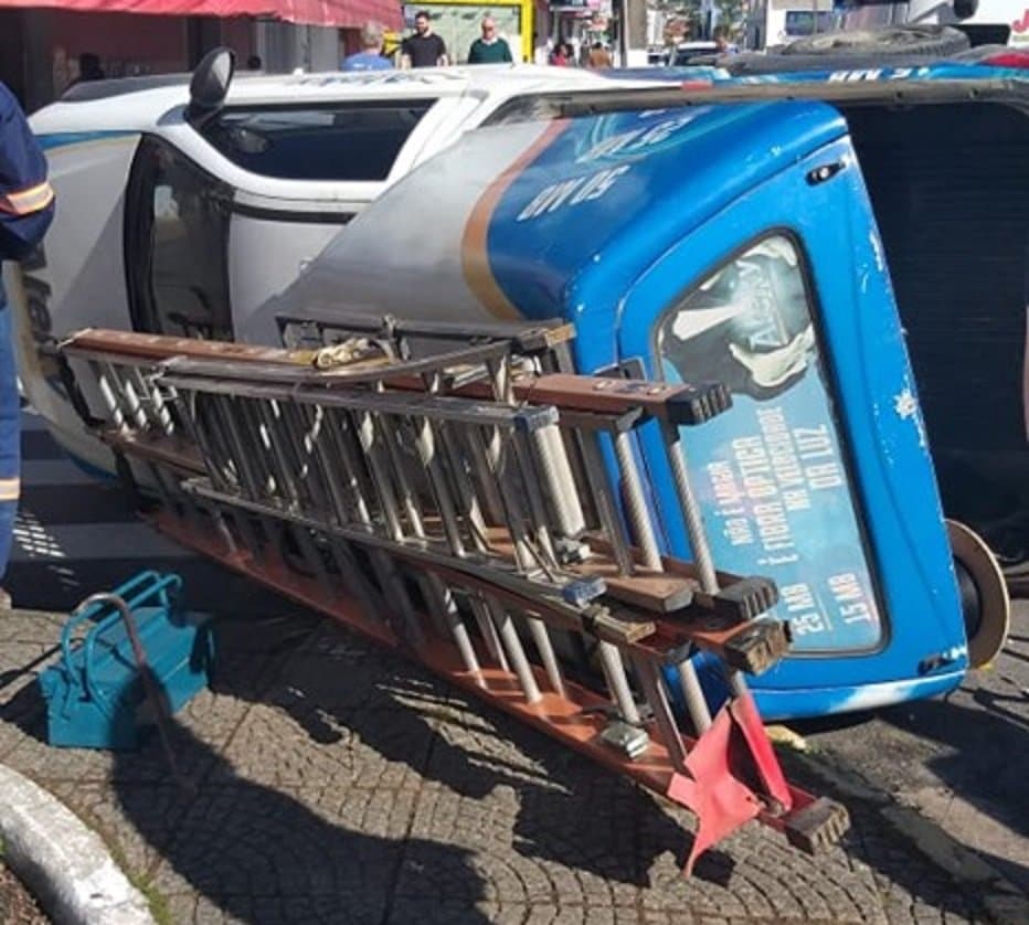 Veículo capota na Avenida Marcolino após colisão