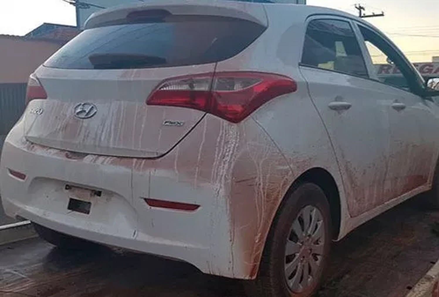 Casal é preso após tentar vender carro roubado