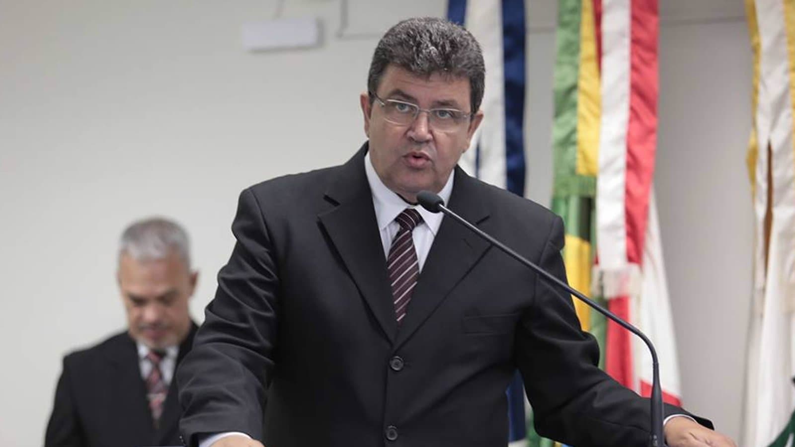 Contra tudo e contra todos