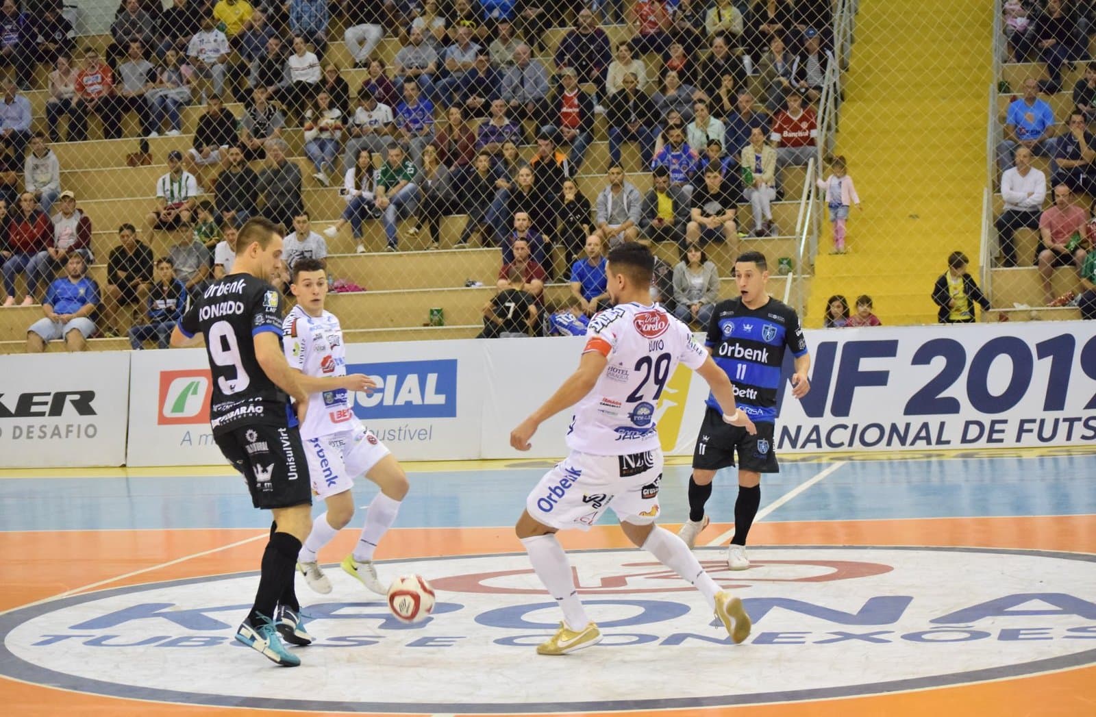 LIGA FUTSAL: Tubarão vence o Joaçaba e supera campanha de 2018, com metade dos jogos disputados