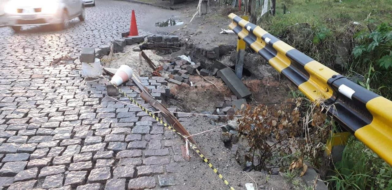 Calçamento "engolido" por buraco será recuperado