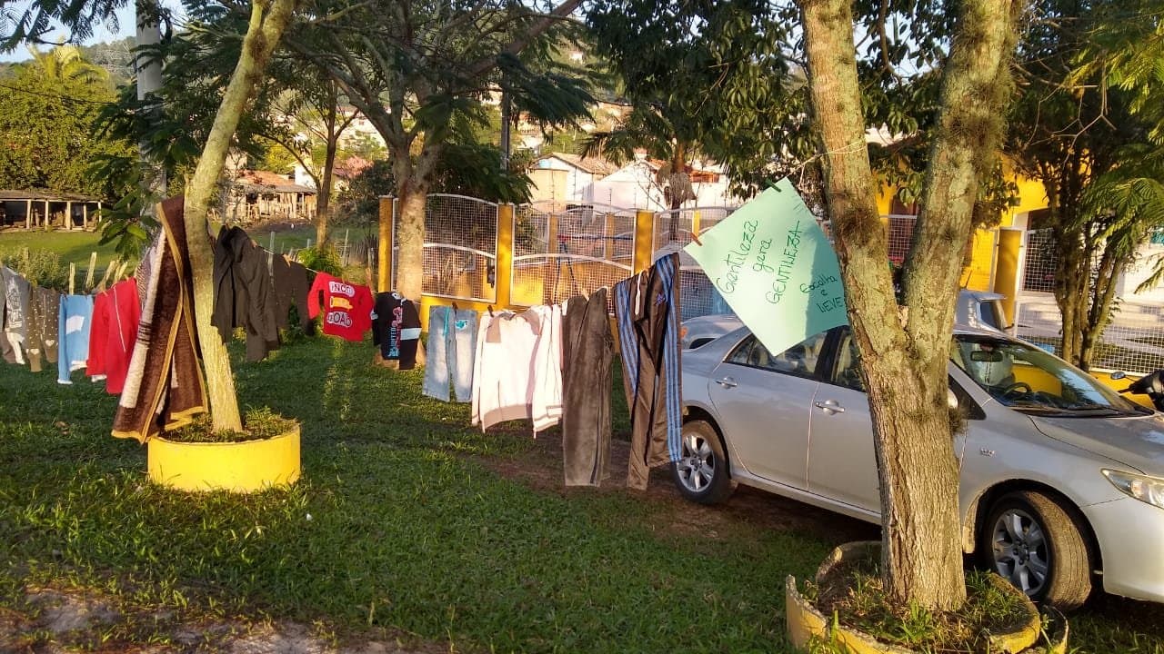 Varal solidário doa roupas e cobertores a moradores de baixa renda