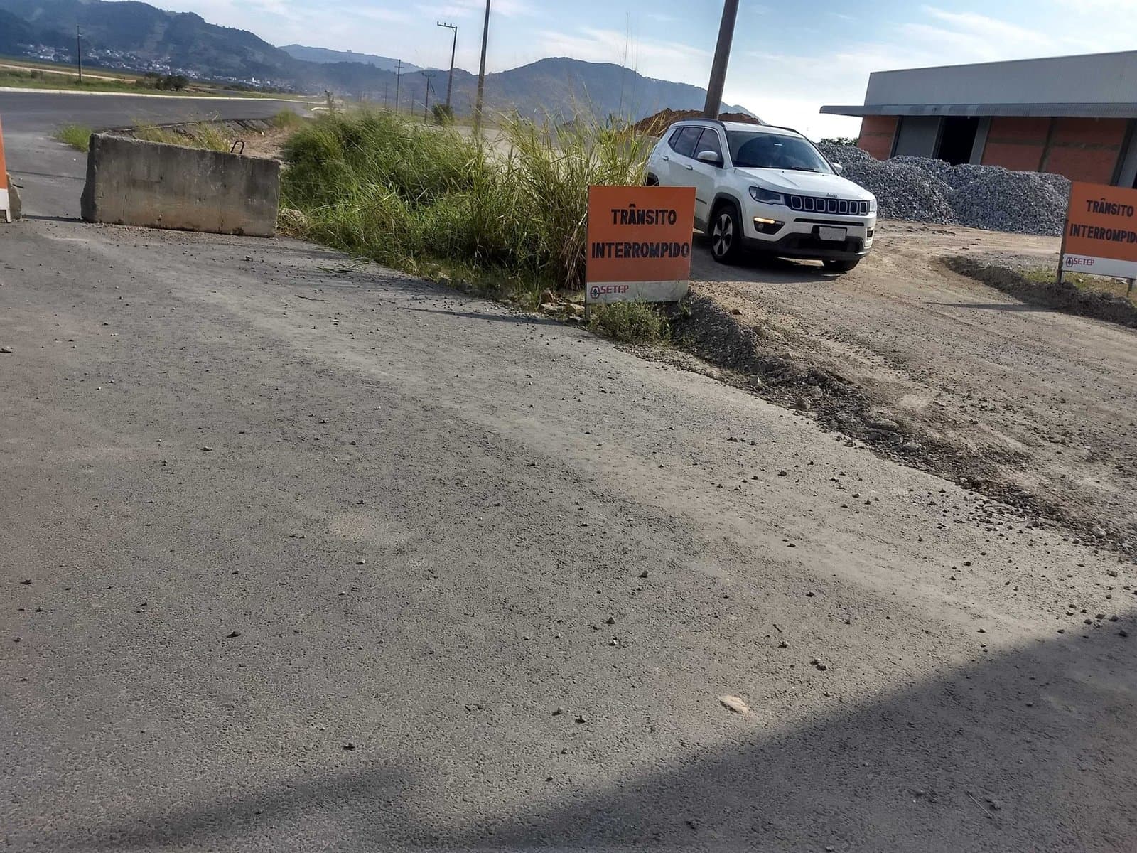 Ciclista fica ferido ao ser atingido por carro na Rodovia Ivane Fretta, ainda em obras